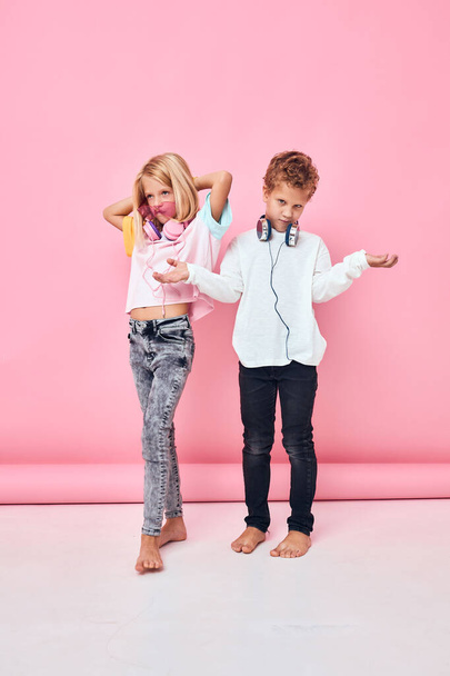 jongen en meisje poseren studio mode jeugd - Foto, afbeelding