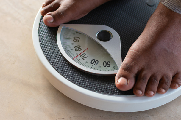 Homem na balança de peso para verificar o peso. Conceito de dieta e controle de peso. - Foto, Imagem