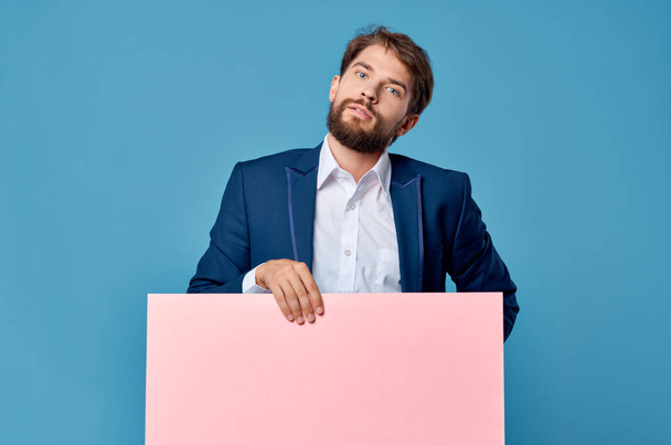 szakállas férfi reklám banner bemutató kék háttér - Fotó, kép