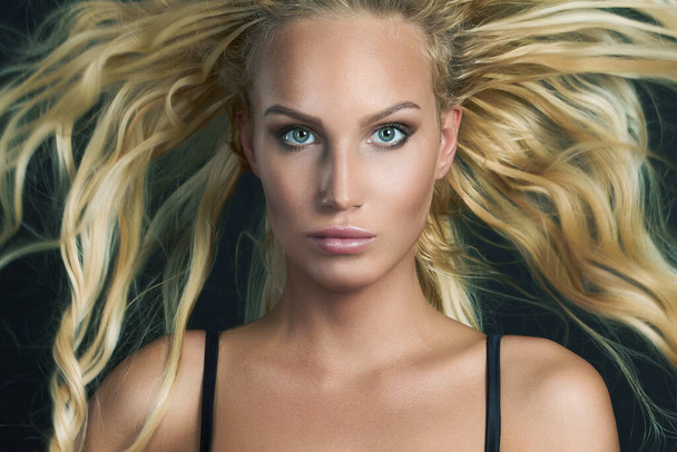 luxe belle jeune femme aux cheveux blonds sains. Modèle sexy. Extensions capillaires - Photo, image