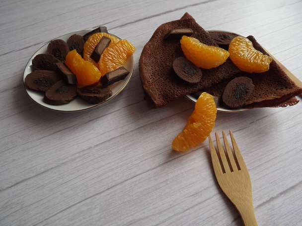 postre con tortitas de chocolate, chocolate con rodajas de mandarina - Foto, Imagen