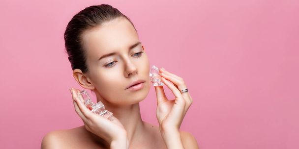 Sağlıklı, taze cilde sahip beyaz bir kadın yüzüne buz küpleri uyguluyor. Güzellik tedavileri  - Fotoğraf, Görsel