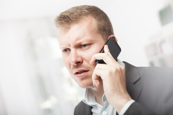 lęk biznesmen biorąc rozmowy przez telefon komórkowy - Zdjęcie, obraz