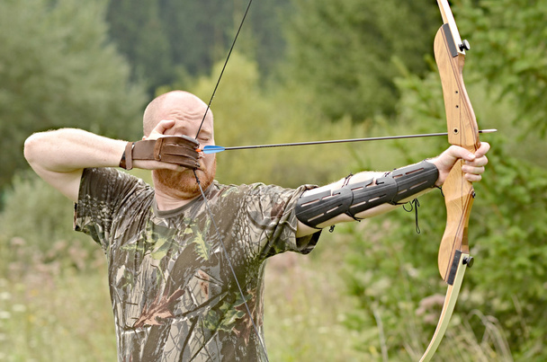 Young man training with the bow - Photo, Image