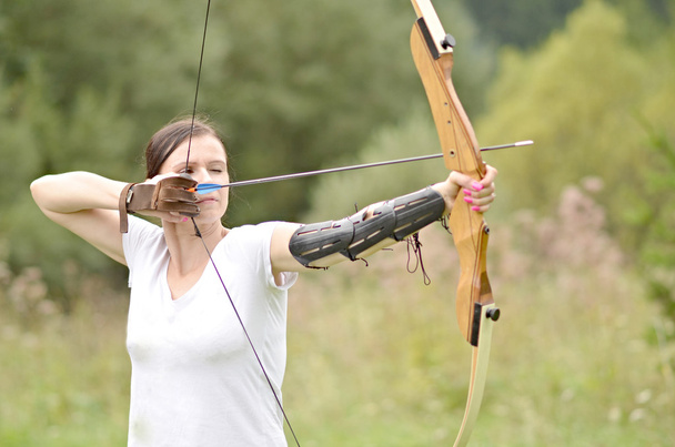 若い女性の弓でトレーニング - 写真・画像