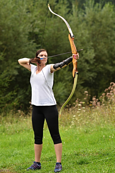 Young woman training with the bow - Photo, Image