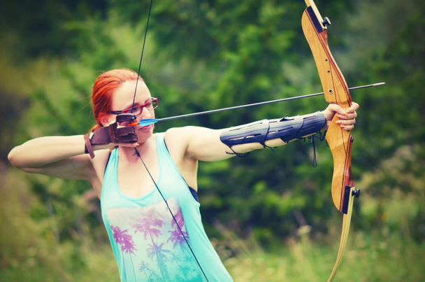 Young women training with the bow - Photo, Image