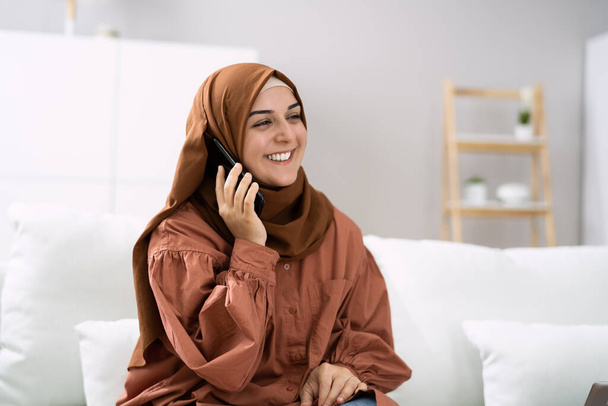 Happy Smiling Muslim Woman Calling On Mobile Phone - Φωτογραφία, εικόνα