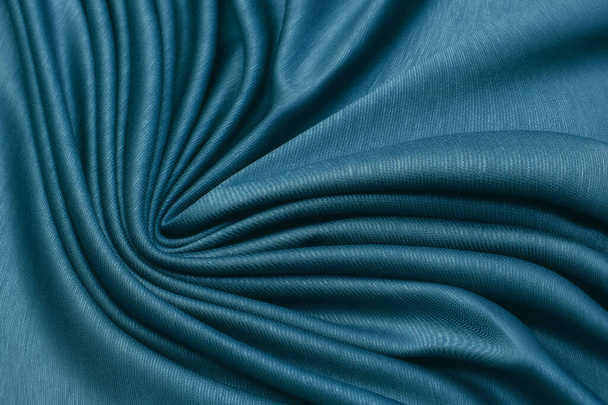 Крупним планом текстура натуральної синьої тканини або тканини в кольорі припливної води. Тканинна текстура натурального бавовняного або лляного текстильного матеріалу. Синій або зелений фон полотна
. - Фото, зображення