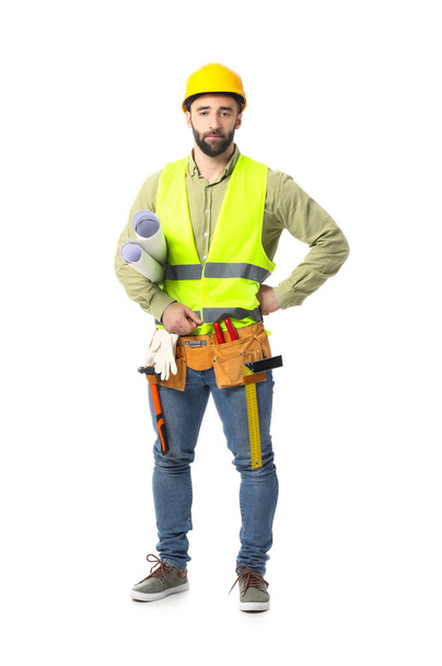Trabajador de la construcción en hardhat sobre fondo blanco - Foto, Imagen