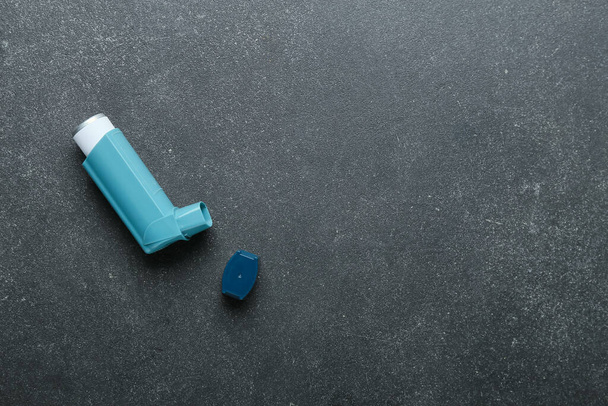 Asthma-Inhalator auf dunklem Hintergrund - Foto, Bild