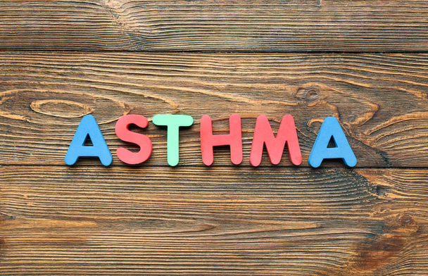 Slovo ASTHMA na dřevěném pozadí - Fotografie, Obrázek