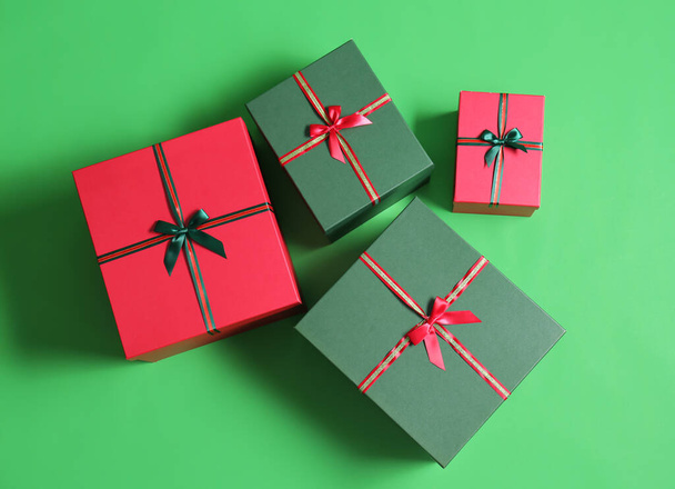 Schöne Weihnachtsgeschenkboxen auf grünem Hintergrund - Foto, Bild