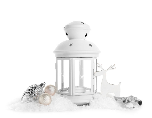 Прекрасний різдвяний ліхтар з палаючою свічкою, снігом та декором на білому тлі
 - Фото, зображення