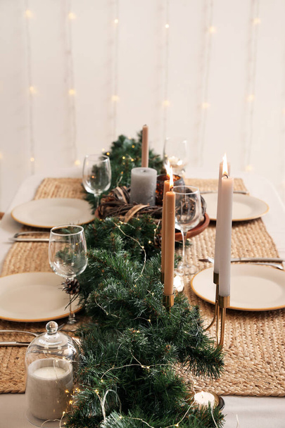 Tavolo da pranzo con bella cornice per la celebrazione del Natale al chiuso - Foto, immagini