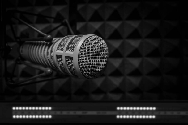 Profesionální mikrofon a mixér zvuku ve studiu - Fotografie, Obrázek
