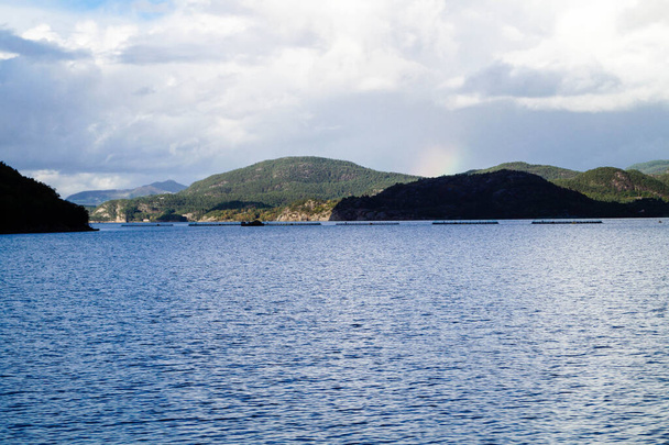Avec un bateau de croisière dans les fjords de Norway - Photo, image