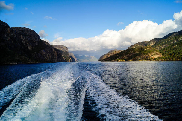Egy luxushajóval a norvégiai fjordoknál. - Fotó, kép