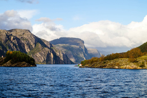 Avec un bateau de croisière dans les fjords de Norway - Photo, image