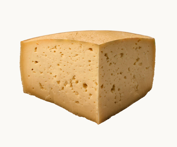 Шматок смаженого азіаго - типового італійського сиру на білому тлі. - Фото, зображення