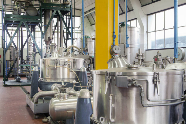 Edelstahltank in der chemischen Industrie - Fabrik innen  - Foto, Bild