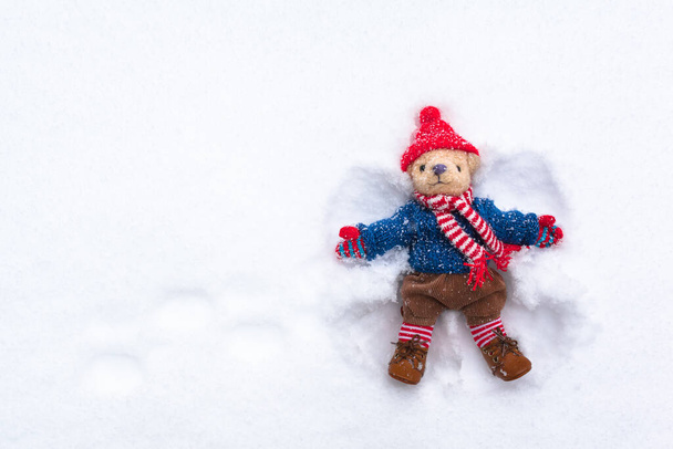 Nostaljik örgü elbiseli sevimli oyuncak ayı kar meleği kışın mutlu (kopyalama alanı)) - Fotoğraf, Görsel