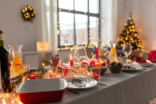 сервировка стола на рождественский ужин дома - Фото, изображение