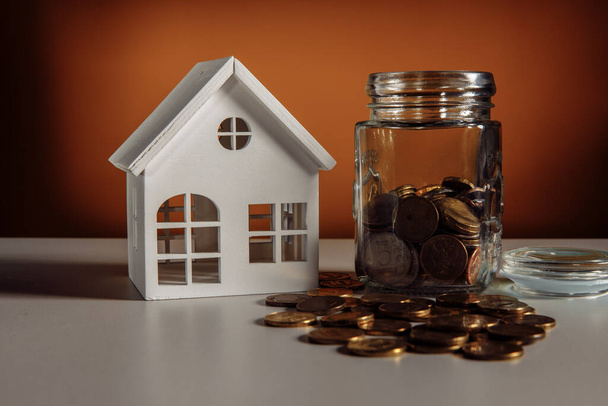 Modell von Haus und Glas mit Münzen, Finanz- und Hypothekenkonzept - Foto, Bild
