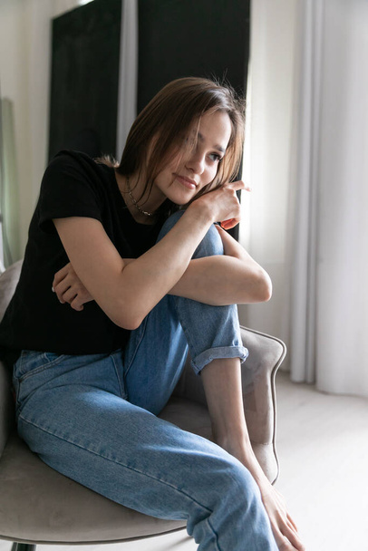 retrato de una hermosa mujer joven de moda en jeans y camiseta - Foto, Imagen