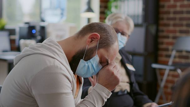 Blisko mężczyzny płaczącego z powodu problemów ze zdrowiem psychicznym na spotkaniu AA - Zdjęcie, obraz