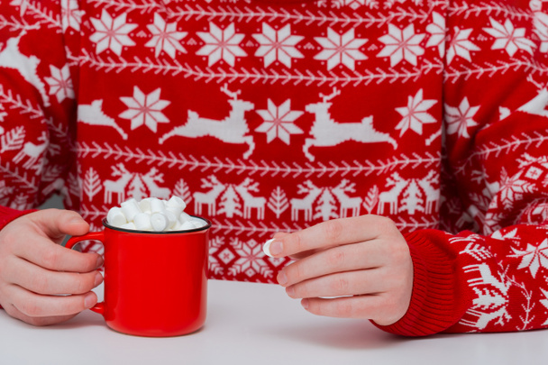 Lezzetli bir fincan sıcak kakao. Sıcak kakao ve marşmelovlu kırmızı bardak. Noel ya da yeni yıl konsepti. Ulusal Kakao Günü - Fotoğraf, Görsel