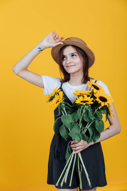 портрет красивой сельской женщины с желтыми подсолнухами - Фото, изображение