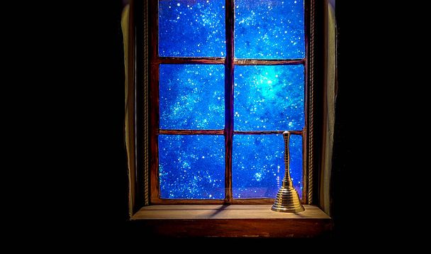 Campana budista en el fondo del cielo estrellado fuera de la ventana - Foto, imagen
