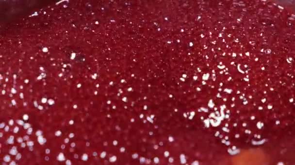 Punaiset kuplat nousevat paksussa nesteessä, - Materiaali, video