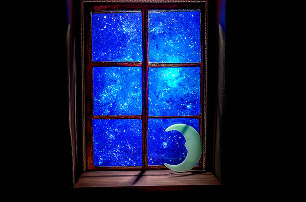 La luna creciente mira las estrellas a través de la ventana - Foto, Imagen