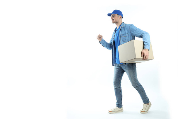 Uomo di consegna a piedi con una scatola, isolato su sfondo bianco - Foto, immagini