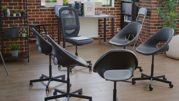 Leerer Raum für Gruppentherapie mit Stühlen im Kreis - Foto, Bild