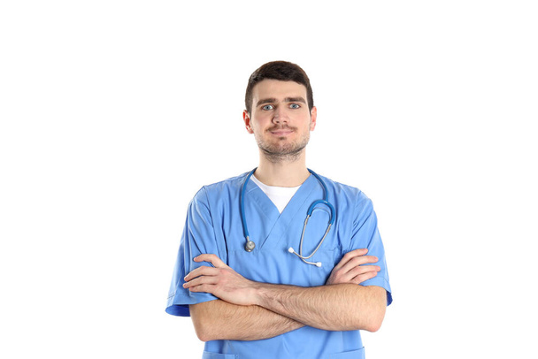 Ελκυστικός ειδικευόμενος γιατρός απομονωμένος σε λευκό φόντο - Φωτογραφία, εικόνα