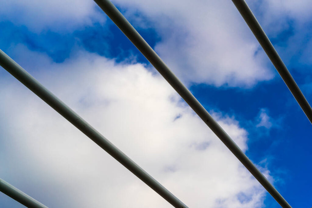 Ulkoiluvälineet sinisen taivaan alla valkoisilla pilvillä vapaa-ajan urheilua ja kuntoa varten. Terveellinen elämäntapa kaupungissa - Valokuva, kuva