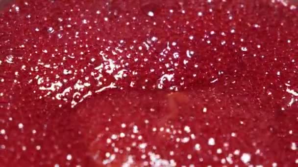 Siedende rote Blasen. Blasen steigen in einer dicken roten Flüssigkeit auf - Filmmaterial, Video