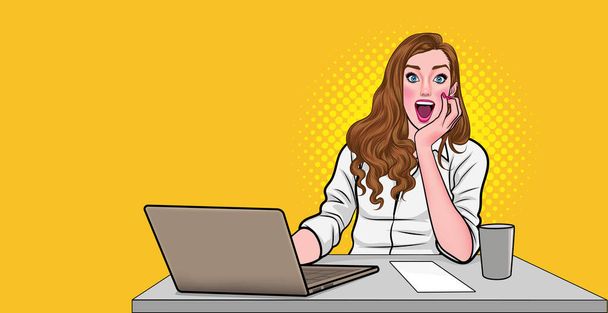Gülümseyen iş kadını dizüstü bilgisayarlı Pop Art Comic Style ile oturuyor - Vektör, Görsel