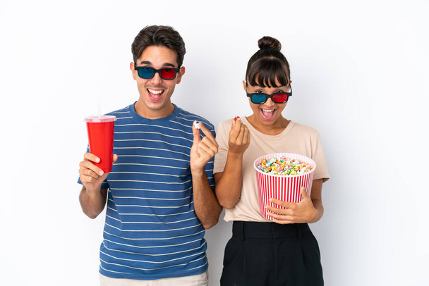 Junge gemischte Rassenfreunde isoliert auf weißem Hintergrund mit 3D-Brille und einem großen Eimer Popcorn - Foto, Bild