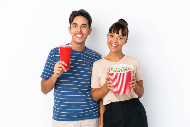 Fiatal vegyes fajú barátok elszigetelt fehér háttér kezében egy nagy vödör popcorn - Fotó, kép