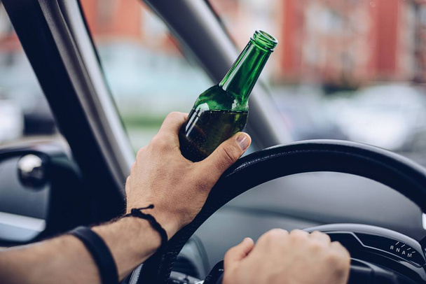 Opilý řidič pije alkohol v autě a drží pivo - Fotografie, Obrázek