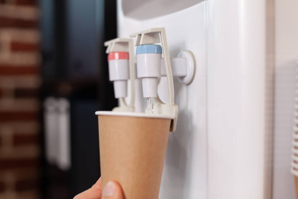 A műanyag pohár közelsége a vízhűtőn a felfrissülés érdekében - Fotó, kép