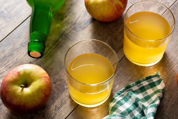 Apple cider drink on wooden table - Foto, imagen