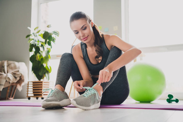 Portrait d'attrayant concentré fille sportive faire de l'activité physique préparation cours de yoga à la maison lumière à l'intérieur - Photo, image