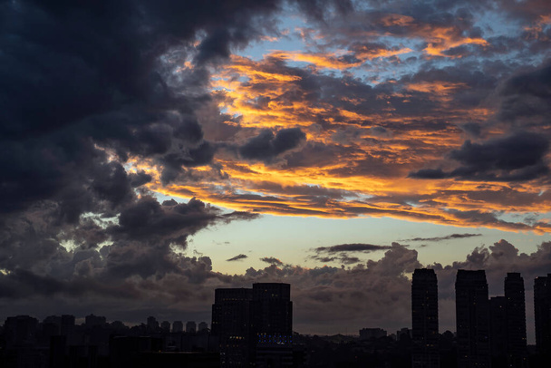 Nachthimmel mit beleuchteten Wolkenkratzern. Sao Paulo, Brasilien.  - Foto, Bild