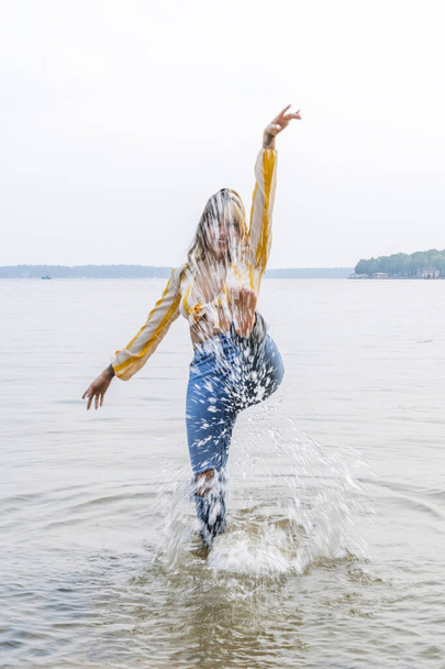 Una hermosa modelo morena disfruta del clima de verano cerca de un lago - Foto, Imagen