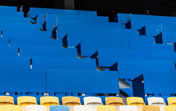 sièges colorés vides sur tribunes du stade
. - Photo, image